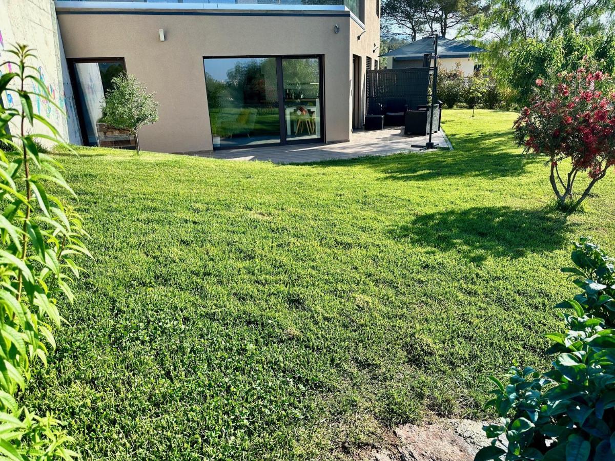 La Balma - 4 Appartements Avec Jardin En Maison Passive De Plain Pied A Frejus-Saint-Raphael Bagian luar foto